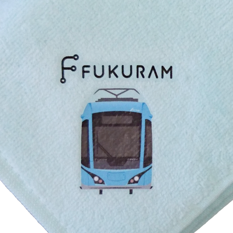 青色のタオルに福井鉄道の車両Ｆ1002形「FUKURAM（フクラム）」のイラストとロゴがデザインされています。